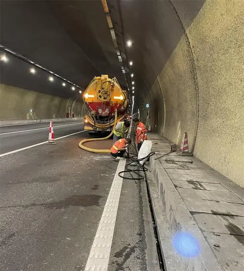 萨迦隧道排水渠清淤